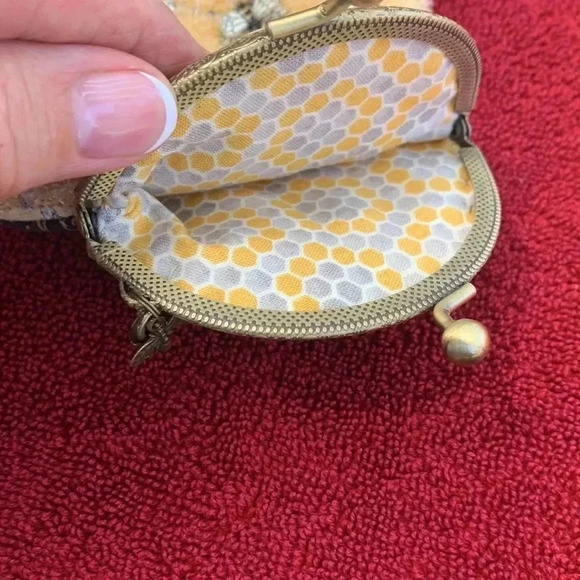 Noelle Piegsa- handcrafted Busy  as a Bee-eyeglass case - Picture 6 of 6